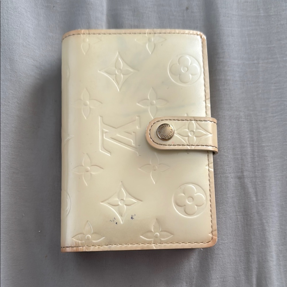 Louis Vuitton Ivory/ Champagne  Vernis Leather Monogram Kisslock Bifold wallet